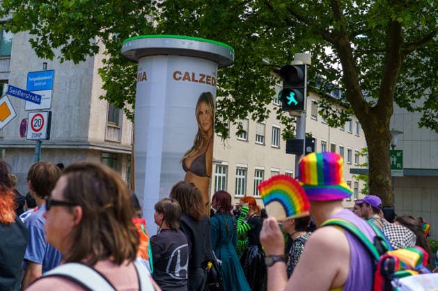 Pride March and Demonstration During CSD in Kassel Germany - Kassel, 13.06.2026 Participants take part in the Christopher Street Day (CSD) march in Kassel. Demonstrators marched from Königsplatz through the city centre before returning to Königsplatz, where rallies and speeches were held before and after the procession. Hundreds of people gathered to advocate for LGBTQ+ rights, equality and diversity. Local media reported attendance of around 1,500 participants, though official figures were not immediately available. Hesse