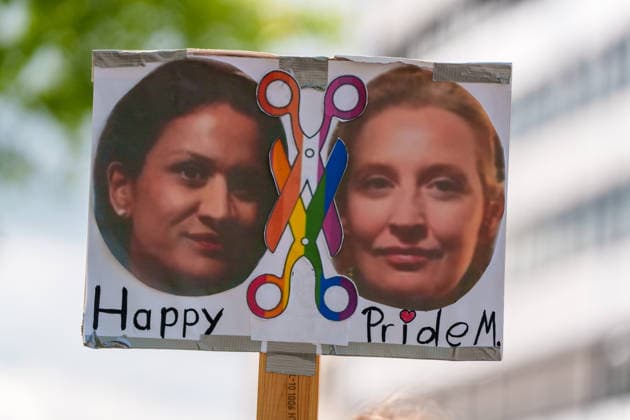 News Bilder des Tages Pride March and Demonstration During CSD in Kassel Germany - Kassel, 13.06.2026 A participant carries a protest sign featuring two portraits that appear to depict German politician Alice Weidel at the Christopher Street Day (CSD) march. The sign includes a rainbow-colored pair of scissors and the words Happy Pride?. The message appears to be a satirical reference to LGBTQ+ rights and contemporary political debates in Germany. Hesse