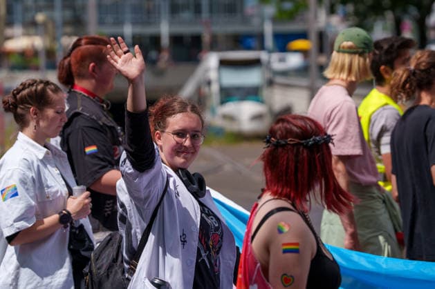 Pride March and Demonstration During CSD in Kassel Germany - Kassel, 13.06.2026 Woman waves to the camera as participants take part in the Christopher Street Day (CSD) march in Kassel. Demonstrators marched from Königsplatz through the city centre before returning to Königsplatz, where rallies and speeches were held before and after the procession. Hundreds of people gathered to advocate for LGBTQ+ rights, equality and diversity. Local media reported attendance of around 1,500 participants, though official figures were not immediately available. Hesse