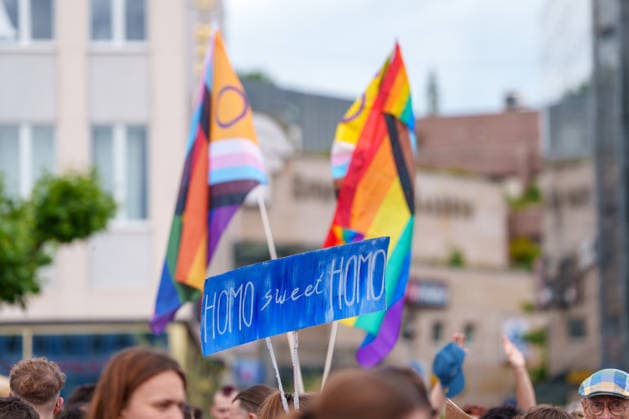 Pride March and Demonstration During CSD in Kassel Germany - Kassel, 13.06.2026 Participants take part in the Christopher Street Day (CSD) march in Kassel. Demonstrators marched from Königsplatz through the city centre before returning to Königsplatz, where rallies and speeches were held before and after the procession. Hundreds of people gathered to advocate for LGBTQ+ rights, equality and diversity. Local media reported attendance of around 1,500 participants, though official figures were not immediately available. Hesse