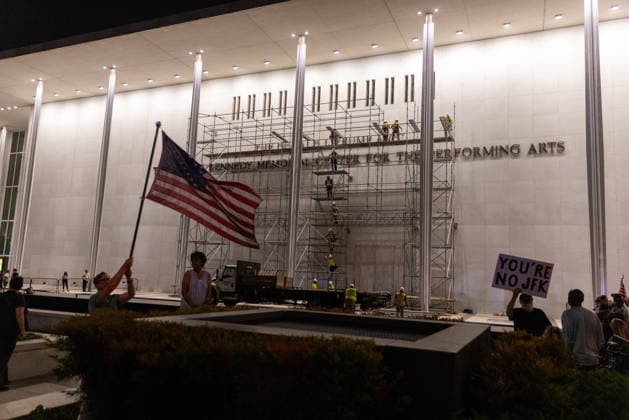 Removal of US President Trump’s name from the Kennedy Center WASHINGTON, DC, UNITED STATES - JUNE 13: People watch as workers set up scaffolding on the facade of the Kennedy Center, ahead of the removal of US President Trump’s name from the building, in Washington, DC, United States, on June 13, 2026. Nathan Posner Anadolu Washington, DC United States. Editorial use only. Please get in touch for any other usage.  Copyright: x2026xAnadoluxNathanxPosnerx