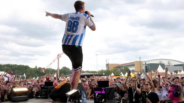 Inselfieber die große Schlagersause auf dem Parkplatz Arena Oberhausen FOR EDITORIAL PURPOSES ONLY p Inselfieber die große Schlagersause on Saturday, June 13, 2026 at the Arena Oberhausen parking lot Photo Frank Oppitz FUNKE Foto Services p Leisure, Lifestyle Germany NRW Oberhausen Copyright FrankxOppitz Copyright: FrankxOppitz doc869vlq129jtmsj88m0n ,EDITORIAL USE ONLY Copyright: FrankxOppitz