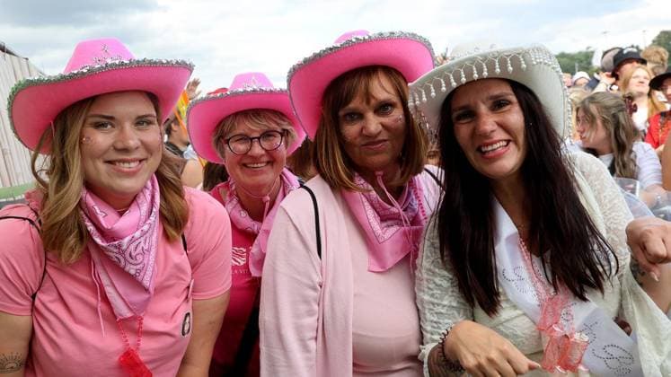 Inselfieber die große Schlagersause auf dem Parkplatz Arena Oberhausen FOR EDITORIAL PURPOSES ONLY p Inselfieber die große Schlagersause on Saturday, June 13, 2026 at the Arena Oberhausen parking lot Photo Frank Oppitz FUNKE Foto Services p Leisure, Lifestyle Germany NRW Oberhausen Copyright FrankxOppitz Copyright: FrankxOppitz doc869vlejqokg3z9gd1yz7 ,EDITORIAL USE ONLY Copyright: FrankxOppitz