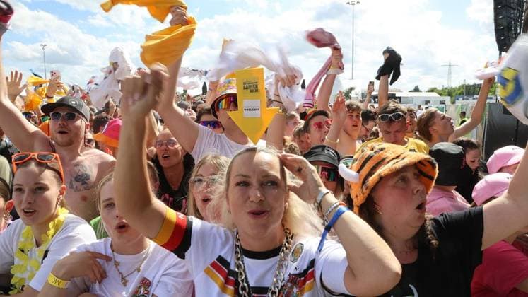 Inselfieber die große Schlagersause auf dem Parkplatz Arena Oberhausen FOR EDITORIAL PURPOSES ONLY p Inselfieber die große Schlagersause on Saturday, June 13, 2026 at the Arena Oberhausen parking lot Photo Frank Oppitz FUNKE Foto Services p Leisure, Lifestyle Germany NRW Oberhausen Copyright FrankxOppitz Copyright: FrankxOppitz doc869vld8dlsj1kzubo1gbl ,EDITORIAL USE ONLY Copyright: FrankxOppitz