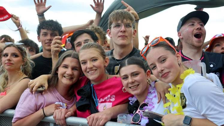 Inselfieber die große Schlagersause auf dem Parkplatz Arena Oberhausen FOR EDITORIAL PURPOSES ONLY p Inselfieber die große Schlagersause on Saturday, June 13, 2026 at the Arena Oberhausen parking lot Photo Frank Oppitz FUNKE Foto Services p Leisure, Lifestyle Germany NRW Oberhausen Copyright FrankxOppitz Copyright: FrankxOppitz doc869vldf4etfyom4tm1k ,EDITORIAL USE ONLY Copyright: FrankxOppitz