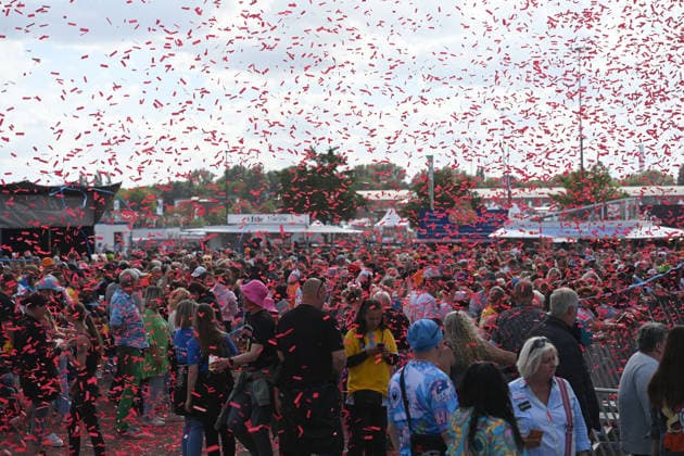 Schlager fans in colorful costumes celebrate at the concert, feature, symbol photo, border motif, island fever, SchlagerParty in Oberhausen on 13 06 2026,