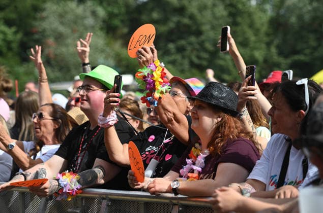 Schlager fans in colorful costumes celebrate at the concert, feature, symbol photo, border motif, island fever, SchlagerParty in Oberhausen on 13 06 2026,