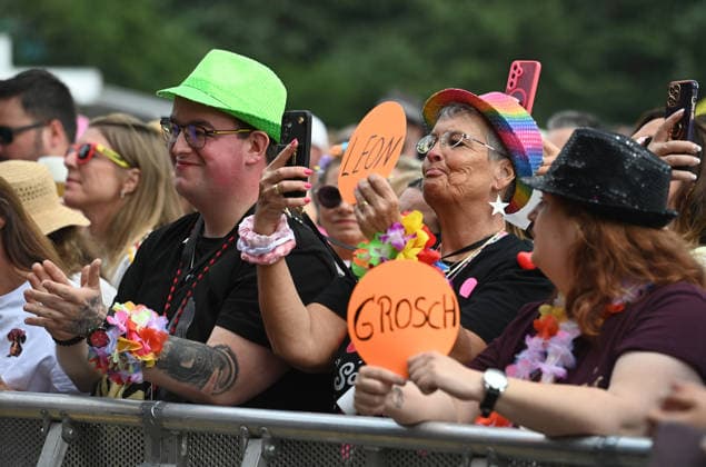 Schlager fans in colorful costumes celebrate at the concert, feature, symbol photo, border motif, island fever, SchlagerParty in Oberhausen on 13 06 2026,