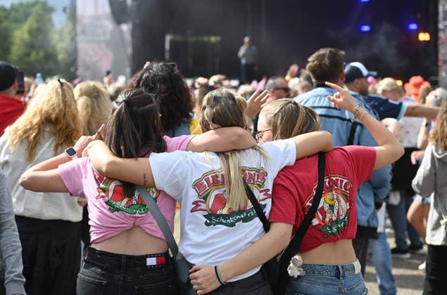 Schlager fans in colorful costumes celebrate at the concert, feature, symbol photo, border motif, island fever, SchlagerParty in Oberhausen on 13 06 2026,
