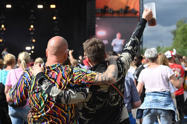 Schlager fans in colorful costumes celebrate at the concert, feature, symbol photo, border motif, island fever, SchlagerParty in Oberhausen on 13 06 2026,