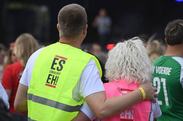 Schlager fans in colorful costumes celebrate at the concert, feature, symbol photo, border motif, island fever, SchlagerParty in Oberhausen on 13 06 2026,
