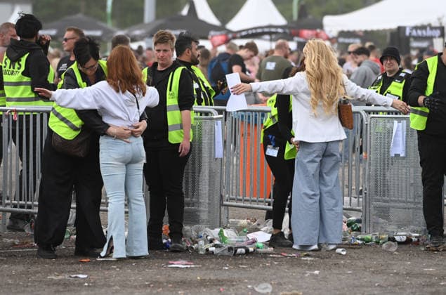 Entrance control, control at the entrance, security, security staff pat down visitors for prohibited items, feature, symbolic photo, border motif, concert, feature, symbolic photo, border motif, island fever, SchlagerParty in Oberhausen on 13 06 2026,