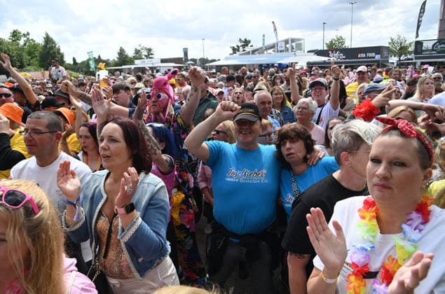 Schlager fans in colorful costumes celebrate at the concert, feature, symbol photo, border motif, island fever, SchlagerParty in Oberhausen on 13 06 2026,
