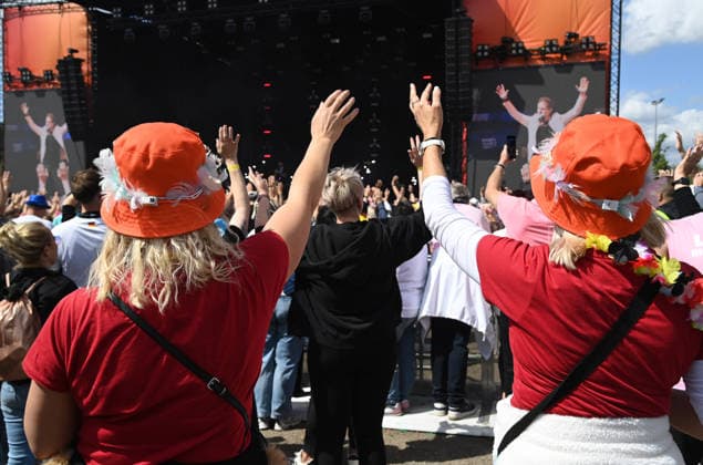 Schlager fans in colorful costumes celebrate at the concert, feature, symbol photo, border motif, island fever, SchlagerParty in Oberhausen on 13 06 2026,