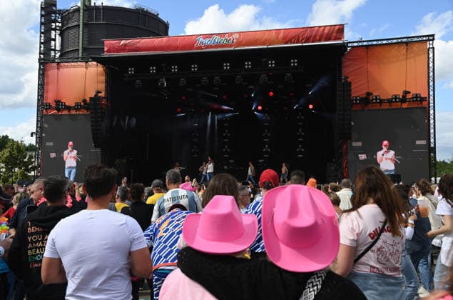 Schlager fans in colorful costumes celebrate at the concert, feature, symbol photo, border motif, island fever, SchlagerParty in Oberhausen on 13 06 2026,
