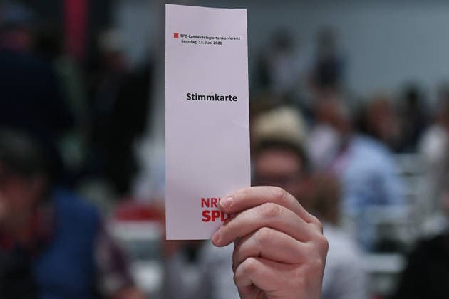 Landesdelegiertenkonferenz der NRWSPD am 13.06.2026 im The Frame in Düsseldorf Ein Delegierter zeigt seine Stimmkarte *** NRWSPD state delegates conference on 13 06 2026 at The Frame in Düsseldorf A delegate shows his voting card xRx