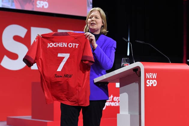 Landesdelegiertenkonferenz der NRWSPD am 13.06.2026 im The Frame in Düsseldorf Bärbel Bas ( Bundesministerin für Arbeit und Soziales ) zeigt ein Trikot mit der Aufschrift: Jochen Ott 7 Team NRW *** NRWSPD state delegates conference on 13 06 2026 at The Frame in Düsseldorf Bärbel Bas Federal Minister of Labor and Social Affairs shows a jersey with the inscription Jochen Ott 7 Team NRW xRx