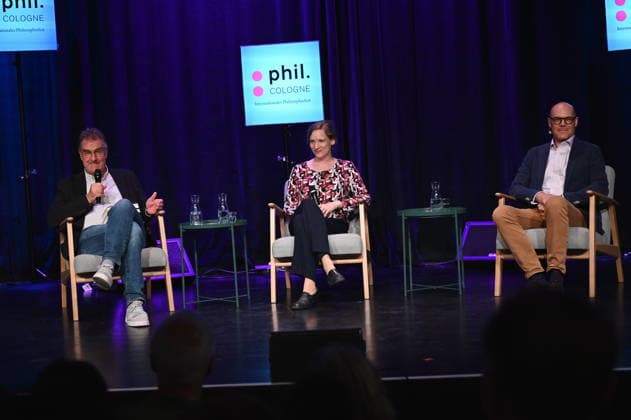 Moderator Jürgen Wiebicke, l-r, Psychologin Maike Luhmann, Philosoph Michael Zichy spricht auf der Phil.Cologne, ein internationales Fest für Philosophie zum Thema Anderen wichtig sein – Maike Luhmann und Michael Zichy über Einsamkeit und Lebenssinn *** Presenter Jürgen Wiebicke, l r, psychologist Maike Luhmann, philosopher Michael Zichy speak at Phil Cologne, an international festival of philosophy on the subject of being important to others - Maike Luhmann and Michael Zichy on loneliness and the meaning of life