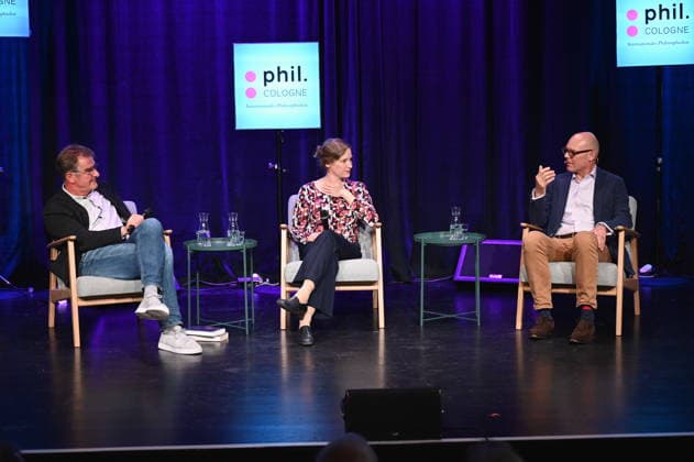 Moderator Jürgen Wiebicke, l-r, Psychologin Maike Luhmann, Philosoph Michael Zichy spricht auf der Phil.Cologne, ein internationales Fest für Philosophie zum Thema Anderen wichtig sein – Maike Luhmann und Michael Zichy über Einsamkeit und Lebenssinn *** Presenter Jürgen Wiebicke, l r, psychologist Maike Luhmann, philosopher Michael Zichy speak at Phil Cologne, an international festival of philosophy on the subject of being important to others - Maike Luhmann and Michael Zichy on loneliness and the meaning of life
