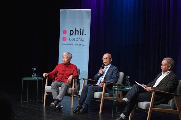Übersetzer Shi Ming, l-r, Politikwissenschaftler Wu Guoguang und Sinologe und Autor.Daniel Leese spricht auf der Phil.Cologne, ein internationales Fest für Philosophie zum Thema Großmacht China – Wu Guoguang über Xi Jinpings Weltpolitik *** Translator Shi Ming, l r, political scientist Wu Guoguang and sinologist and author Daniel Leese speak at Phil Cologne, an international festival of philosophy on the subject of China as a great power - Wu Guoguang on Xi Jinpings global politics