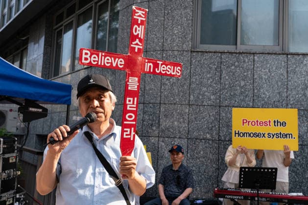 The 27th Seoul Queer Parade (SQP) in Seoul - 13 Jun 2026 A participant holding a cross preaches against homosexuality during the Seoul Queer Parade. The 27th Seoul Queer Parade (SQP) was held in Seoul, South Korea. It is a public cultural event held downtown every year to promote LGBTQIA+ visibility, human rights, cultural enjoyment, and pride. Seoul South Korea Copyright: xSimonxShinx xSOPAxImagesx _DSC3308