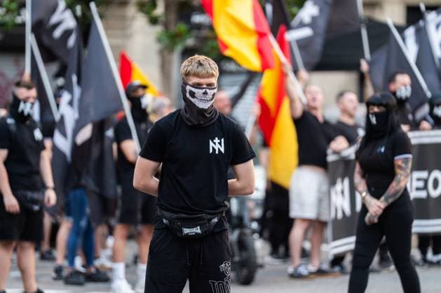 News Bilder des Tages Rally of the ultranationalist group Nucleo Nacional in Barcelona BARCELONA, SPAIN - JUNE 13. Around 50 ultranationalists from Nucleo Nacional group gathered in front of the Spanish government delegation in Barcelona to protest the city s insecurity, which they attribute to immigration. During their speeches, they championed the Aryan race, stating they would fight even if it meant shedding blood, and the Nazi salute was seen. Barcelona Spain Copyright: x xMarcxAsensioxClupÃ sx xJNAxPressx