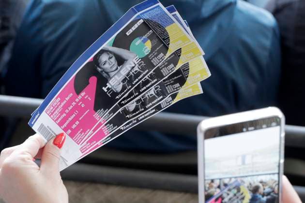 13.06.2026, Helene Fischer, Sängerin, live im Konzert im Olympiastadion Berlin, 360-Tour, Schlager, eine Frau fotografiert mit Handy ihr Ticket, Eintrittskarte, Berlin Deutschland, Germany *** 13 06 2026, Helene Fischer, singer, live in concert at the Olympiastadion Berlin, 360 Tour, Schlager, a woman takes a picture of her ticket with her cell phone, admission ticket, Berlin Germany, Germany