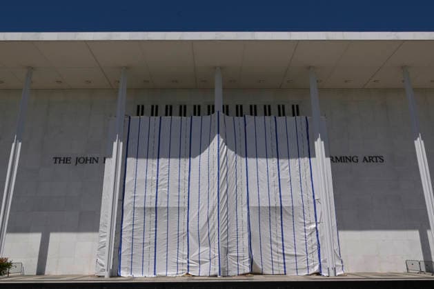 DC: Worker hold a Donald Trump™s name taking down from Kennedy Center Workers cover and remove Donald Trump s name from the Kennedy Center in Washington, United States, on June 12, 2026. WASHINGTON USA  Copyright: xLeninxNollyx originalFilename: nollyaraujo-dcworker260613_npc86.jpg