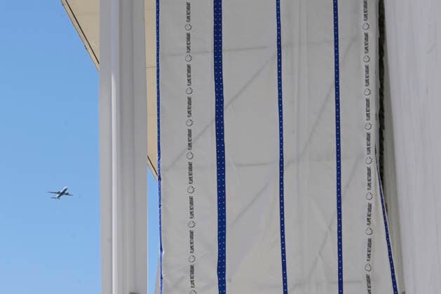 DC: Worker hold a Donald Trump™s name taking down from Kennedy Center Workers cover and remove Donald Trump s name from the Kennedy Center in Washington, United States, on June 12, 2026. WASHINGTON USA  Copyright: xLeninxNollyx originalFilename: nollyaraujo-dcworker260613_npt4q.jpg