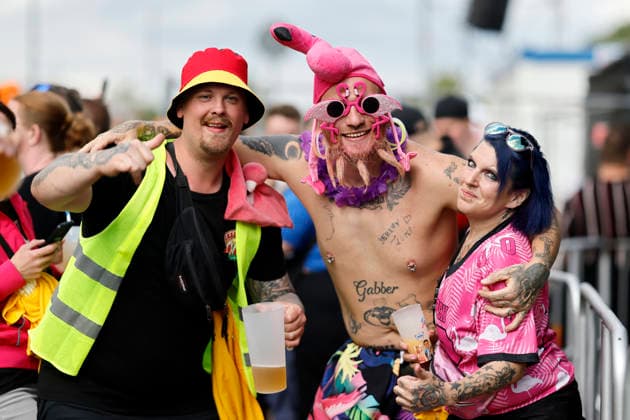 Guests in colorful party costumes at the Festival Inselfieber in the outdoor area of the Rudolf Weber Arena in Oberhausen on Oberhausen, 13 06 2026 NRW Germany Copyright: xChristophxHardtx
