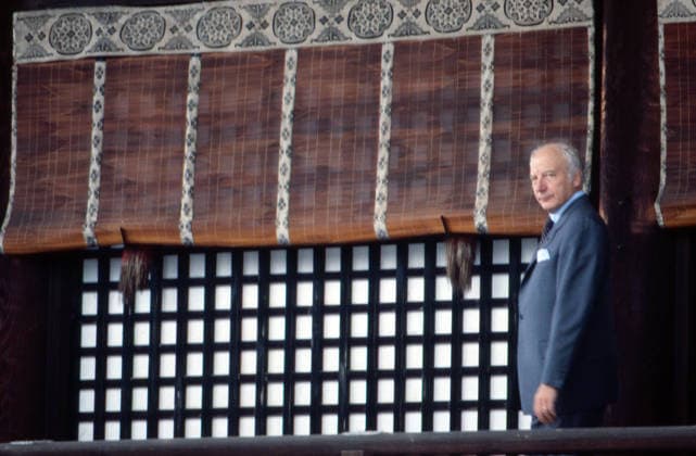 Walter Scheel, ein deutscher Politiker, ist in Japan zu sehen. Er trägt einen Anzug und blickt in die Kamera. Im Hintergrund sind traditionelle japanische Bambusrollos und ein Gitterfenster erkennbar. Japan, 1978 - Japan *** Walter Scheel, a German Politicians, is in Japan to see he carries a Suit and looks in the Camera at Background are traditional Japanese Bamboo blinds and a Lattice window visible Japan, 1978 Japan Copyright: xUnitedxArchivesx xSvenxSimonxArchives SVS_94040000535