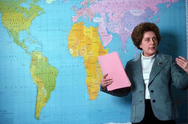 Marie Schlei, Staatssekretärin der SPD, steht vor einer Weltkarte und hält eine rosa Mappe. Sie gestikuliert während einer Präsentation oder Rede. Deutschland, 1976 Bonn Nordrhein-Westfalen Deutschland *** Marie Schlei, State Secretary the SPD, is before a World map and holds a Pink Folder you gesticulated during a Presentation Or Speech Germany, 1976 Bonn North Rhine Westphalia Germany Copyright: xUnitedxArchivesx xSvenxSimonxArchives SVS_94040000566