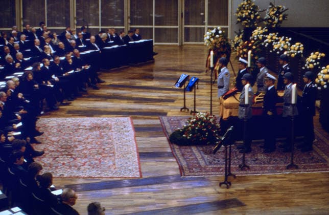 Im Bundestag in Bonn findet eine Trauerfeier und Gedenkstunde für Carlo Schmid statt. Der Sarg von Carlo Schmid ist aufgebahrt. Zahlreiche Trauergäste sind anwesend. Deutschland, 1979 Bonn Nordrhein-Westfalen Deutschland *** at Bundestag in Bonn finds a Funeral service and Gedenkstunde for Carlo Schmid instead of the Coffin from Carlo Schmid is aufgebahrt Numerous mourners are present Germany, 1979 Bonn North Rhine Westphalia Germany Copyright: xUnitedxArchivesx xSvenxSimonxArchives SVS_94040000580