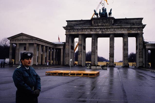 Ein sowjetischer Soldat steht Wache vor dem Brandenburger Tor,der Boden ist nass, und eine Holzplattform ist im Vordergrund sichtbar,Berlin, Deutschland, 1989. Berlin Berlin Deutschland *** a Soviet Soldier is Guard before the Brandenburg Gate,the Floor is wet, and a Wooden platform is at Foreground visible,Berlin, Germany, 1989 Berlin Berlin Germany Copyright: xUnitedxArchivesx xSvenxSimonxArchive SVS_94060000348