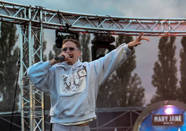 13.06.2026, xlakx, Entertainment, Mary Jane Berlin 2026 v.l. Der Rapper Marvin Game live auf der Mary Jane Bühne. Die Veranstaltung präsentiert Aussteller aus den Bereichen Cannabis, Medizin, Lifestyle und Hanfprodukte. Berlin *** 13 06 2026, xlakx, Entertainment, Mary Jane Berlin 2026 v l Rapper Marvin Game live on the Mary Jane stage The event presents exhibitors from the fields of cannabis, medicine, lifestyle and hemp products Berlin Daniel Lakomski