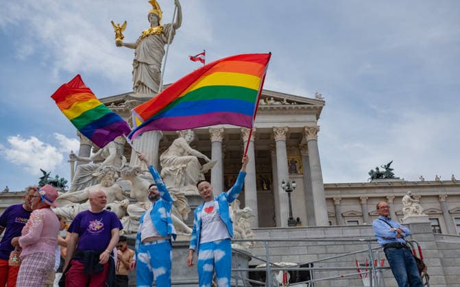 20260613 30. Regenbogenparade WIEN, OESTERREICH - 13. JUNI: TeilnehmerInen demonstrieren fuer die Rechte von Lesben, Schwulen, Bisexuellen, transgender, intergeschlechtlichen und queeren (LGBTIQ) bei der 30. Wiener Regenbogenparade im Rahmen der vom 29. Mai bis 14. Juni 2026 stattfindenden Vienna Pride 2026 unter dem Motto -SICHTBAR seit 1996- an der Wiener Ringstrasse am 13. Juni 2026 in Wien, Oesterreich. 260613_SEPA_17_022 Copyright: xIsabellexOuvrardx SEPAxMedia