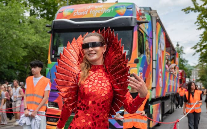 20260613 30. Regenbogenparade WIEN, OESTERREICH - 13. JUNI: TeilnehmerInen demonstrieren fuer die Rechte von Lesben, Schwulen, Bisexuellen, transgender, intergeschlechtlichen und queeren (LGBTIQ) bei der 30. Wiener Regenbogenparade im Rahmen der vom 29. Mai bis 14. Juni 2026 stattfindenden Vienna Pride 2026 unter dem Motto -SICHTBAR seit 1996- an der Wiener Ringstrasse am 13. Juni 2026 in Wien, Oesterreich. 260613_SEPA_17_046 Copyright: xIsabellexOuvrardx SEPAxMedia