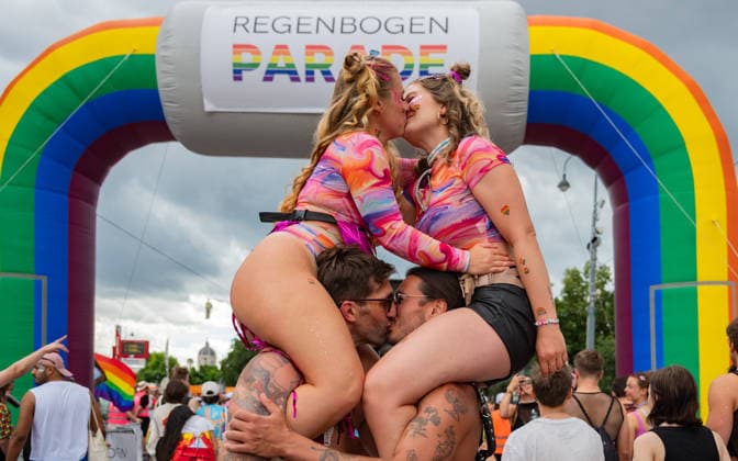 20260613 30. Regenbogenparade WIEN, OESTERREICH - 13. JUNI: TeilnehmerInen demonstrieren fuer die Rechte von Lesben, Schwulen, Bisexuellen, transgender, intergeschlechtlichen und queeren (LGBTIQ) bei der 30. Wiener Regenbogenparade im Rahmen der vom 29. Mai bis 14. Juni 2026 stattfindenden Vienna Pride 2026 unter dem Motto -SICHTBAR seit 1996- an der Wiener Ringstrasse am 13. Juni 2026 in Wien, Oesterreich. 260613_SEPA_17_068 Copyright: xIsabellexOuvrardx SEPAxMedia