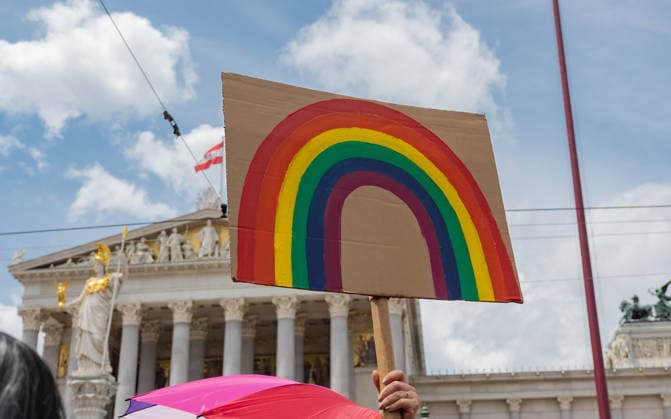 20260613 30. Regenbogenparade WIEN, OESTERREICH - 13. JUNI: TeilnehmerInen demonstrieren fuer die Rechte von Lesben, Schwulen, Bisexuellen, transgender, intergeschlechtlichen und queeren (LGBTIQ) bei der 30. Wiener Regenbogenparade im Rahmen der vom 29. Mai bis 14. Juni 2026 stattfindenden Vienna Pride 2026 unter dem Motto -SICHTBAR seit 1996- an der Wiener Ringstrasse am 13. Juni 2026 in Wien, Oesterreich. 260613_SEPA_17_025 Copyright: xIsabellexOuvrardx SEPAxMedia