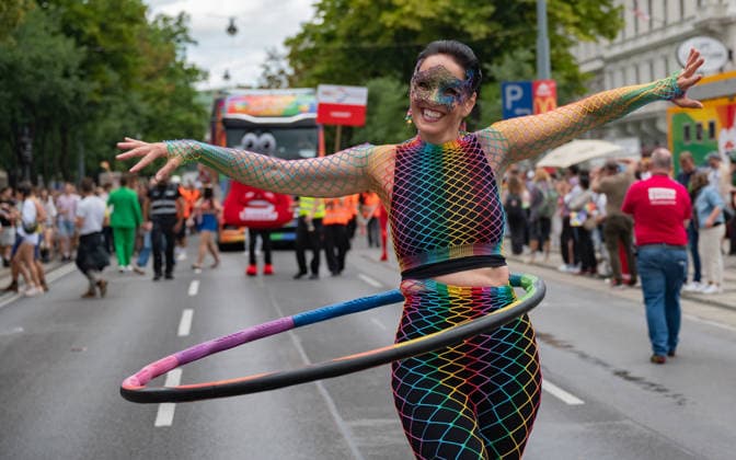 20260613 30. Regenbogenparade WIEN, OESTERREICH - 13. JUNI: TeilnehmerInen demonstrieren fuer die Rechte von Lesben, Schwulen, Bisexuellen, transgender, intergeschlechtlichen und queeren (LGBTIQ) bei der 30. Wiener Regenbogenparade im Rahmen der vom 29. Mai bis 14. Juni 2026 stattfindenden Vienna Pride 2026 unter dem Motto -SICHTBAR seit 1996- an der Wiener Ringstrasse am 13. Juni 2026 in Wien, Oesterreich. 260613_SEPA_17_044 Copyright: xIsabellexOuvrardx SEPAxMedia