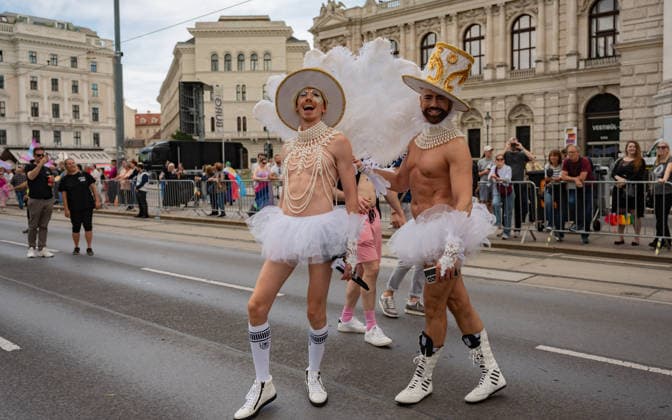 20260613 30. Regenbogenparade WIEN, OESTERREICH - 13. JUNI: TeilnehmerInen demonstrieren fuer die Rechte von Lesben, Schwulen, Bisexuellen, transgender, intergeschlechtlichen und queeren (LGBTIQ) bei der 30. Wiener Regenbogenparade im Rahmen der vom 29. Mai bis 14. Juni 2026 stattfindenden Vienna Pride 2026 unter dem Motto -SICHTBAR seit 1996- an der Wiener Ringstrasse am 13. Juni 2026 in Wien, Oesterreich. 260613_SEPA_17_082 Copyright: xIsabellexOuvrardx SEPAxMedia