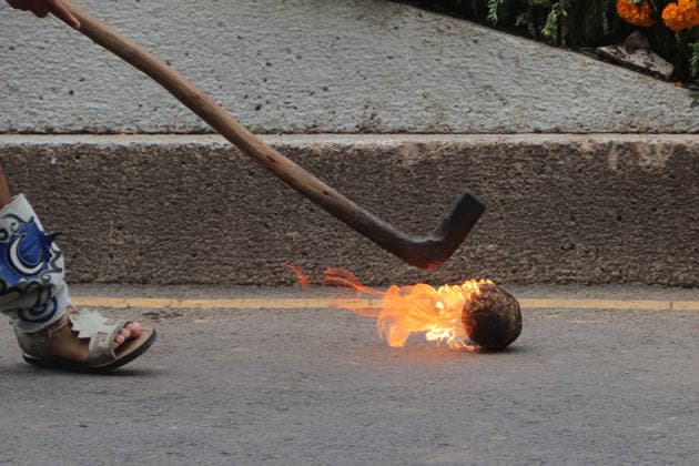 A person pushes a flaming ball while taking part during The Ball Returns HomeÃ¢â‚¬Â parade as part of 2026 FIFA World Cup on Paseo de la Reforma Avenue. on June 13, 2026 in Mexico City, Mexico. Mexico City Mexico - ZUMAe321 20260613_zia_e321_036 Copyright: xCarlosxSantiagox