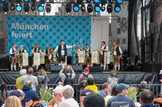 Muenchen feiert den 868. Stadtgeburtstag, am Marienplatz mit der Oktoberfestkapelle von Wolfgang Gruenbauer *** Munich celebrates the citys 868th birthday, at Marienplatz with Wolfgang Gruenbauers Oktoberfest band