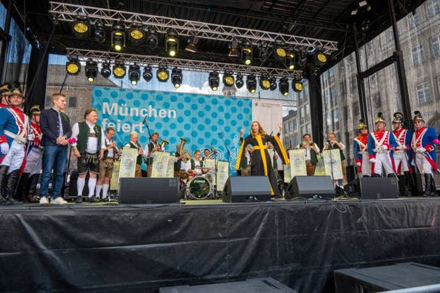 Muenchen feiert den 868. Stadtgeburtstag, am Marienplatz , das neue Muenchner Kindl Sina Hochreiter dirigiert die Oktoberfestkapelle von Wolfgang Gruenbauer *** Munich celebrates the 868th birthday of the city, at Marienplatz, the new Muenchner Kindl Sina Hochreiter conducts the Oktoberfest band of Wolfgang Gruenbauer