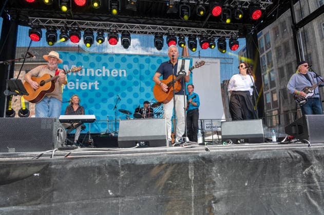 Muenchen feiert den 868. Stadtgeburtstag, am Marienplatz , ehemaliger OB Dieter Reiter mit der Paul Daly Band auf der Buehne am Marienplatz *** Munich celebrates the 868th birthday of the city, at Marienplatz, former mayor Dieter Reiter with the Paul Daly Band on stage at Marienplatz