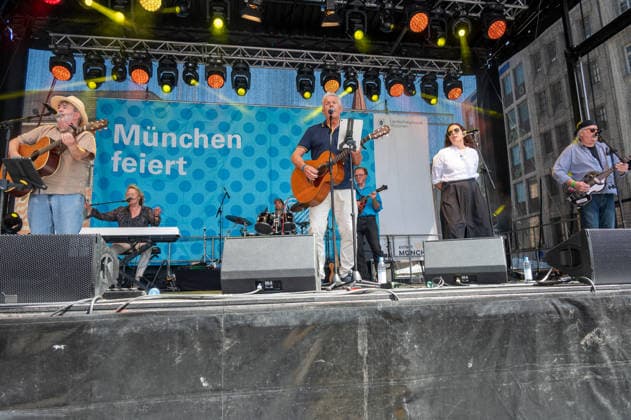 Muenchen feiert den 868. Stadtgeburtstag, am Marienplatz , ehemaliger OB Dieter Reiter mit der Paul Daly Band auf der Buehne am Marienplatz *** Munich celebrates the 868th birthday of the city, at Marienplatz, former mayor Dieter Reiter with the Paul Daly Band on stage at Marienplatz