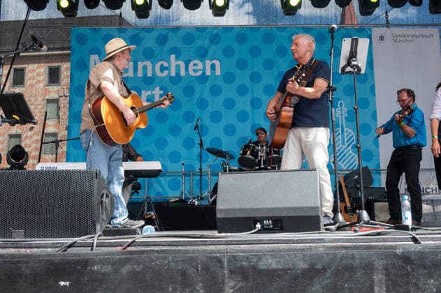 Muenchen feiert den 868. Stadtgeburtstag, am Marienplatz , ehemaliger OB Dieter Reiter mit der Paul Daly Band auf der Buehne am Marienplatz *** Munich celebrates the 868th birthday of the city, at Marienplatz, former mayor Dieter Reiter with the Paul Daly Band on stage at Marienplatz