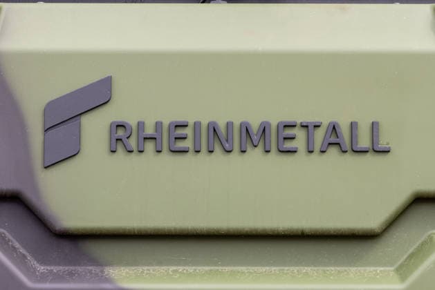 Publikumstag auf ILA Berlin 2026, Berlin, 13.06.2026 Das Firmenlogo von Rheinmetall auf einer olivgruenen Fahrzeugkomponente. Der Schriftzug mit dem markanten Rheinmetall-Signet ist erhaben in die Oberflaeche eingearbeitet. Schöneberg Berlin ExpoCenter Airport Brandenburg Deutschland *** Public Day at ILA Berlin 2026, Berlin, 13 06 2026 The Rheinmetall company logo on an olive green vehicle component The lettering with the distinctive Rheinmetall signet is raised in the surface Schöneberg Berlin ExpoCenter Airport Brandenburg Germany 20260613-286A0073-M4000