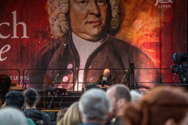 Leipzig, Deutschland, 13. Juni 2026: Jordan Rudess, Keyboarder der US-amerikanischen Progressive-Metal-Band Dream Theater, tritt beim Bachfest Leipzig auf der BachStage am Markt auf. Der Musiker präsentierte sein Programm Bach Reimagined, das Werke von Johann Sebastian Bach mit modernen Klängen und Improvisationen verbindet. Jordan Rudess Leipzig *** Leipzig, Germany, 13 June 2026 Jordan Rudess, keyboardist of the US progressive metal band Dream Theater, performs at Bachfest Leipzig on the BachStage am Markt The musician presented his program Bach Reimagined, which combines works by Johann Sebastian Bach with modern sounds and improvisations Jordan Rudess Leipzig