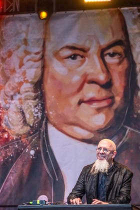 Leipzig, Deutschland, 13. Juni 2026: Jordan Rudess, Keyboarder der US-amerikanischen Progressive-Metal-Band Dream Theater, tritt beim Bachfest Leipzig auf der BachStage am Markt auf. Der Musiker präsentierte sein Programm Bach Reimagined, das Werke von Johann Sebastian Bach mit modernen Klängen und Improvisationen verbindet. Jordan Rudess Leipzig *** Leipzig, Germany, 13 June 2026 Jordan Rudess, keyboardist of the US progressive metal band Dream Theater, performs at Bachfest Leipzig on the BachStage am Markt The musician presented his program Bach Reimagined, which combines works by Johann Sebastian Bach with modern sounds and improvisations Jordan Rudess Leipzig